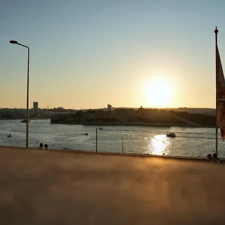 Grand Terrace 1 By Vallettastay Apartman